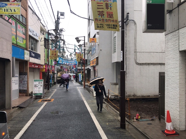 東京都世田谷区三軒茶屋の木造2階建て店舗解体工事中の様子です。